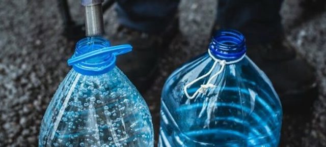 Фото новости: У Миколаєві відновили роботу точки безкоштовної видачі води Свежие новости: У Миколаєві відновили роботу точки безкоштовної видачі води