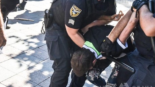 Свежие новости: Появилось видео, как в Николаеве полиция вытащила из маршрутки пассажира без маски