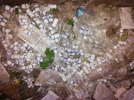 Свежие новости: Николаевец обнаружил вход в подвал дома, заваленный использованными шприцами и пустыми ампулами