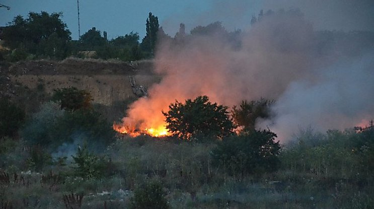 Свежие новости: Горела стихийная свалка возле кладбища в Николаеве. ВИДЕО