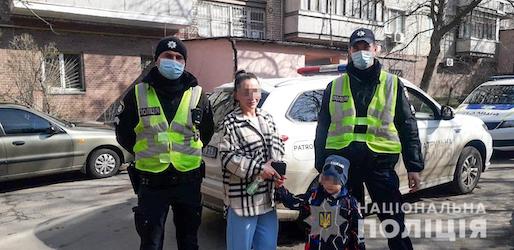 Свежие новости: В Николаеве полицейские оперативно разыскали трехлетнего мальчика, который потерялся, катаясь на самокате