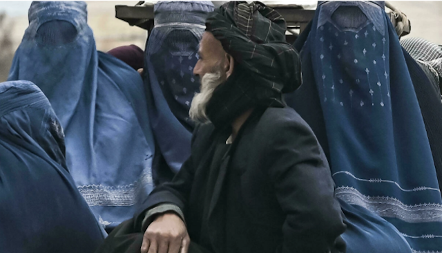 Свежие новости: Талибы запретили женщинам самостоятельно путешествовать на расстояние более 72 километров