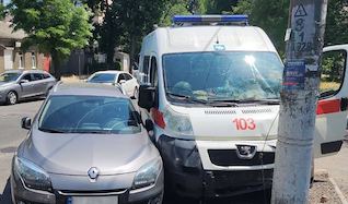 Свежие новости: У Миколаєві швидка врізалася у стовп