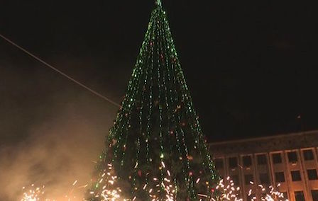 Свежие новости: Николаев купил новую искусственную елку с гирляндами за 2,8 миллиона