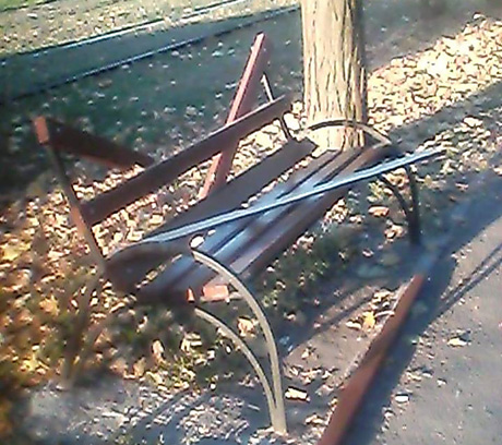 Свежие новости: Ночью в центре Николаева вандалы разгромили восемь скамеек и несколько урн – сумма ущерба более ₴30 тысяч