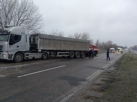 Свежие новости: В Новоодесском районе фура с прицепом слетела с дороги