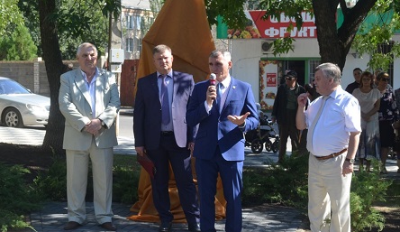 Фото новости: В сквере, который недавно открывал Сенкевич, рабочие разобрали плитку для прокладки электрокабеля Свежие новости: В сквере, который недавно открывал Сенкевич, рабочие разобрали плитку для прокладки электрокабеля