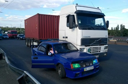 Свежие новости: На Ингульском мосту в Николаеве столкнулись «Опель» и фура: заблокировано движение троллейбусов