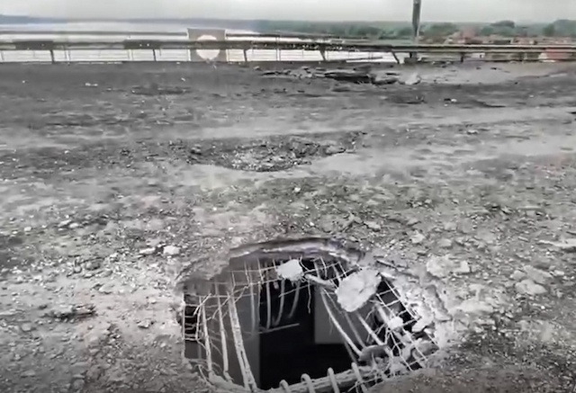 Свежие новости: Окупанти не можуть перекинути важку техніку до Херсона - відрізані мости, – депутат облради