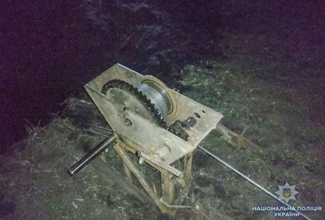 Свежие новости: На Николаевщине двое мужчин выкопали в поле 850 метров кабеля связи