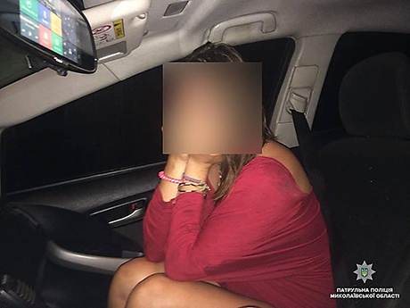 Свежие новости: Николаевские патрульные задержали пьяную женщину, которая устроила ДТП и сбежала