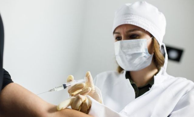 Свежие новости: COVID-вакцинация в Украине: привиты уже более 15 тысяч человек