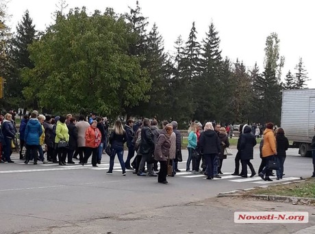 Фото новости: В Новой Одессе медработники перекрыли трассу на Киев Свежие новости: В Новой Одессе медработники перекрыли трассу на Киев
