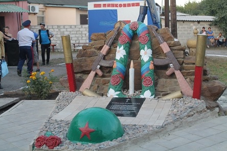 Свежие новости: В сети высмеяли памятник боевикам 