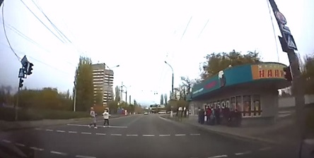 Свежие новости: ВИДЕО: В Николаеве пешеходы, перебегая дорогу на красный, едва не угодили под колеса автомобиля