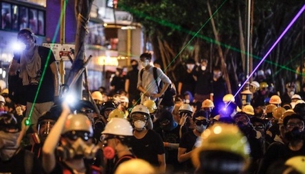 Свежие новости: В аэропорту Гонконга полиция применила слезоточивый газ