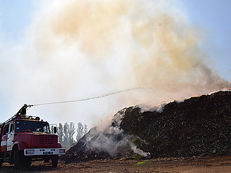 Свежие новости: На выезде из Николаева произошел пожар на предприятии – горит огромная куча щепок