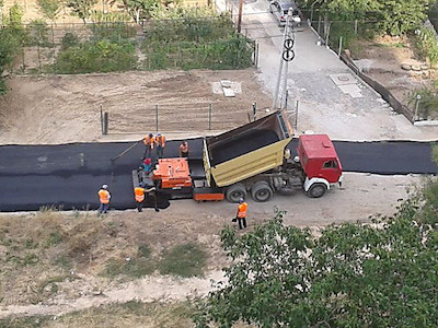 Свежие новости: В Николаеве фирма дочери бизнесмена «Тазика» уложила асфальт просто поверх земли – за работу ей обещаеют 1 милилон гривен