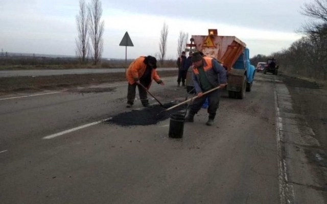 Свежие новости: В Николаевской области проводят ямочный ремонт на «киевской» трассе