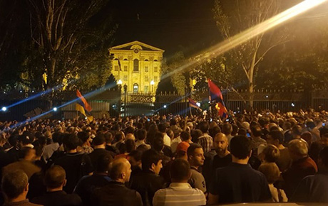 Свежие новости: В Армении протестующие заблокировали здание парламента