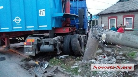 Свежие новости: В Первомайске зерновоз врезался в столб и перекрыл трассу на Киев