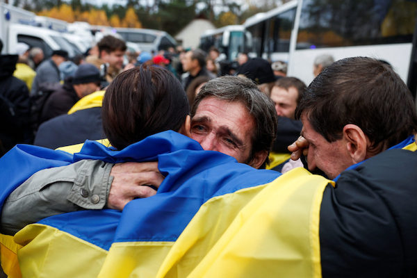 Фото новини: Жителі окупованих Олешок перетнули кордон України після складної гуманітарної евакуації Свіжі новини: Жителі окупованих Олешок перетнули кордон України після складної гуманітарної евакуації