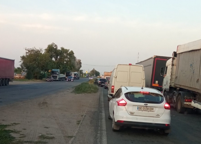 Свежие новости: Фуры заблокировали въезд в Николаев со стороны Одессы