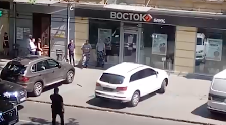 Свежие новости: ВИДЕО. Стрельба в центре Одессы: полиция оцепила парковку банка