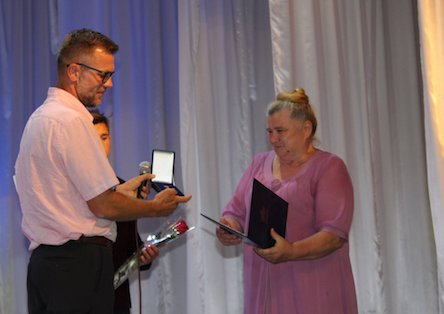 Свежие новости: Андрій Вадатурський вручив грамоту Верховної Ради України Ніні Миколаївні Лазів