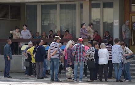 Свежие новости: Николаевцы часами стоят в очередях, чтобы получить продуктовую карточку