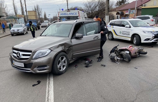 Свежие новости: В Николаеве супруга экс-главы Врадиевской РГА за рулем Mercedes сбила мопедиста