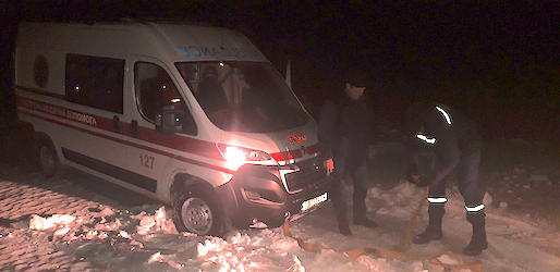 Свежие новости: На Николаевщине ночью спасатели освободили “скорую” из снежного заноса