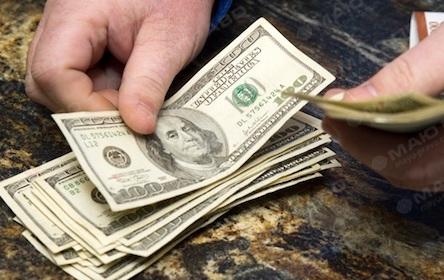 Свежие новости: Курс доллара опустился ниже психологической отметки