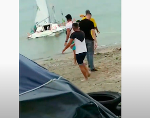 Свежие новости: В Одессе на пляже «Ланжерон» перевернулась яхта