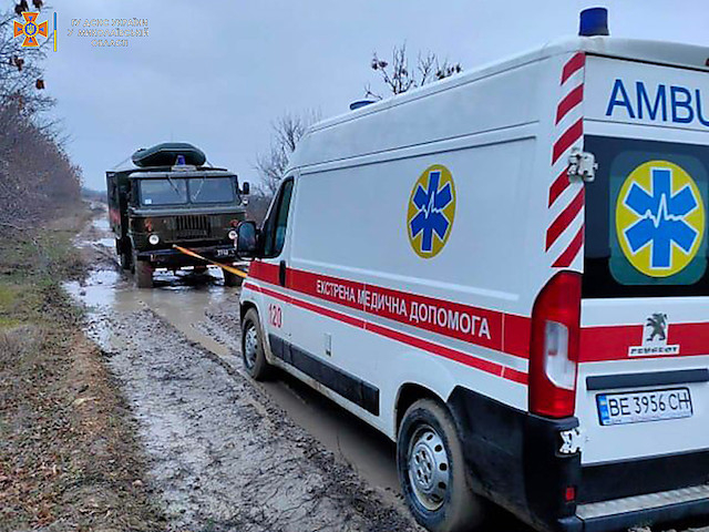 Свежие новости: В Николаевской области спасателям пришлось вытаскивать из грязи и сопровождать «скорую», которая спешила к роженице