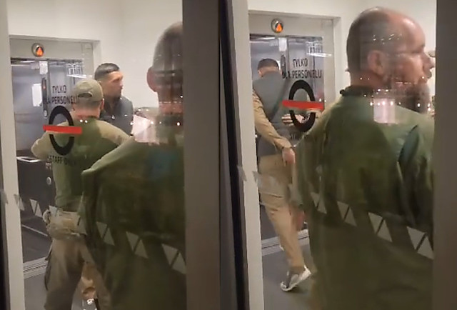 Свежие новости: Українського боксера Усика затримали в аеропорту Кракова