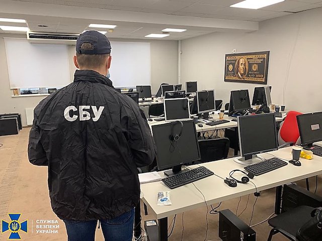Фото новости: СБУ заблокировала нелегальные «call-центры», которые выдавали себя за брокеров и выманивали у граждан ЕС деньги Свежие новости: СБУ заблокировала нелегальные «call-центры», которые выдавали себя за брокеров и выманивали у граждан ЕС деньги
