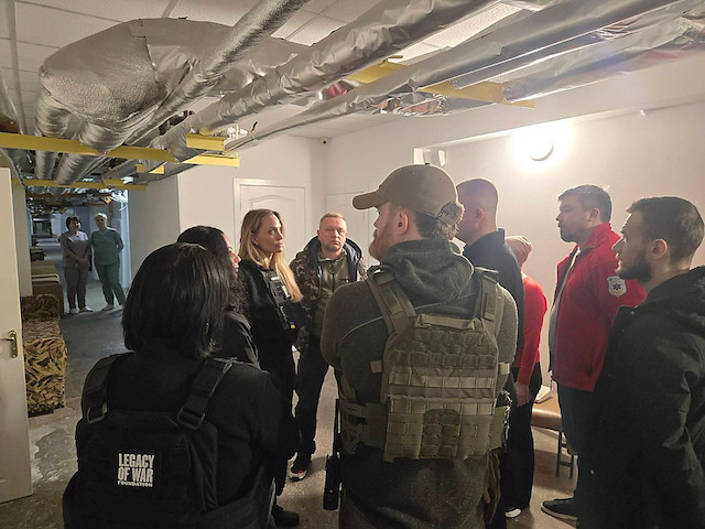 Свежие новости: Анджеліна Джолі зустрілася з медиками та волонтерами Миколаєва