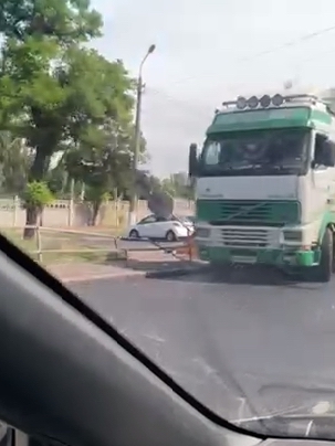 Фото новости: Видео. В Николаеве возле моста фура сбила дорожный знак Свежие новости: Видео. В Николаеве возле моста фура сбила дорожный знак