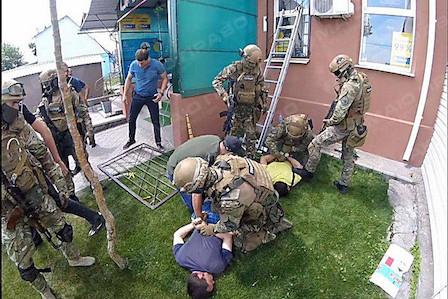 Свежие новости: ВИДЕО: Полиция поймала подозреваемых в убийстве главы никопольской ячейки партии «Возрождение»