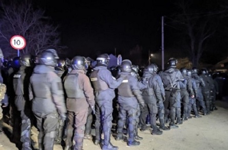 Фото новости: ВИДЕО: В Новых Санжарах пострадало 9 полицейских — их госпитализировали Свежие новости: ВИДЕО: В Новых Санжарах пострадало 9 полицейских — их госпитализировали