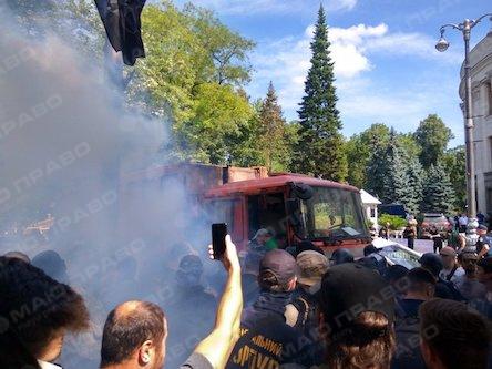 Свежие новости: Под Радой начались беспорядки: в ход пошли дымовые шашки