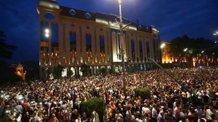 Свежие новости: ВИДЕО: В Тбилиси демонстранты захватили парламент