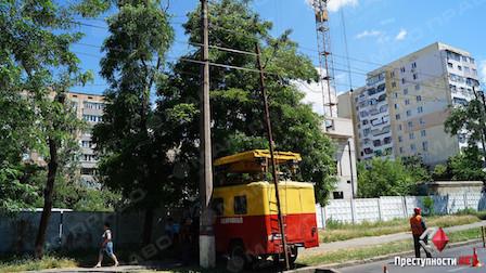 Свежие новости: ВИДЕО. В Николаеве ДТП: силовая опора рухнула на «маршрутку»
