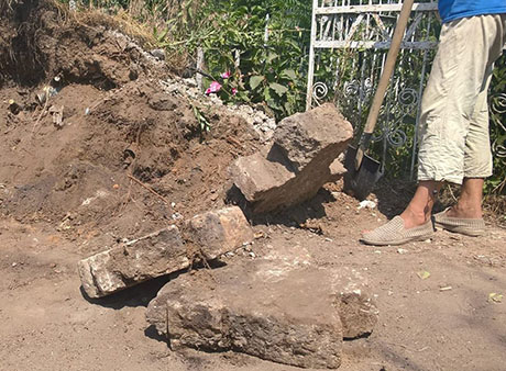 Свежие новости: В Николаеве на кладбище обнаружили «казацкие кресты», которые вандалы выкопали и выбросили в мусор