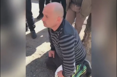 Фото новости: ВИДЕО: В Николаеве водителя маршрутки, избившего инвалида АТО, поставили на колени Свежие новости: ВИДЕО: В Николаеве водителя маршрутки, избившего инвалида АТО, поставили на колени