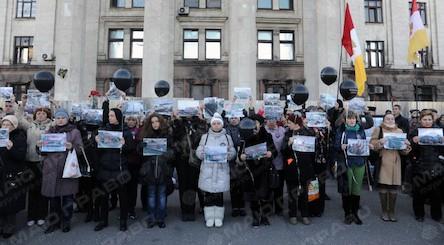 Фото новости: Матери и жены погибших 2 мая потребовали импичмента Порошенко Свежие новости: Матери и жены погибших 2 мая потребовали импичмента Порошенко