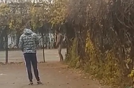 Фото новости: В Николаеве на территорию спортшколы во время занятий залез голый мужчина Свежие новости: В Николаеве на территорию спортшколы во время занятий залез голый мужчина