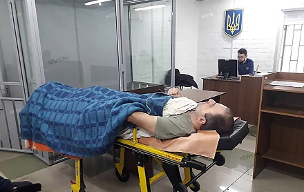Свежие новости: В Николаеве суд избирает меру пресечения торговцу взрывчаткой для криминалитета – его привезли на каталке