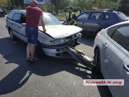 Свежие новости: Видео: В Николаеве девушка поворачивала через двойную сплошную: разбиты «Ниссан» и «Фольксваген»